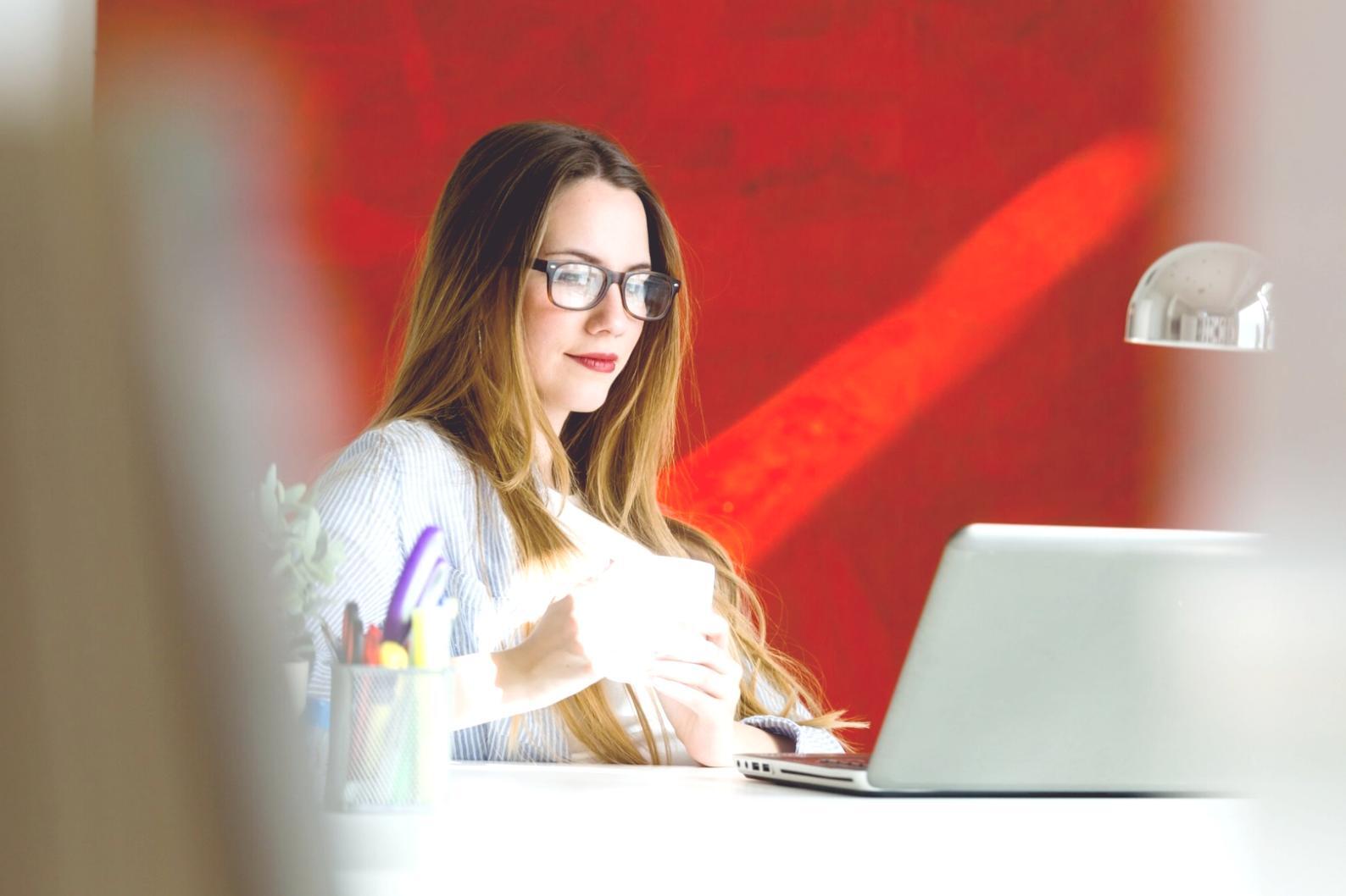 Planification financière moderne avec graphiques et outils d'analyse