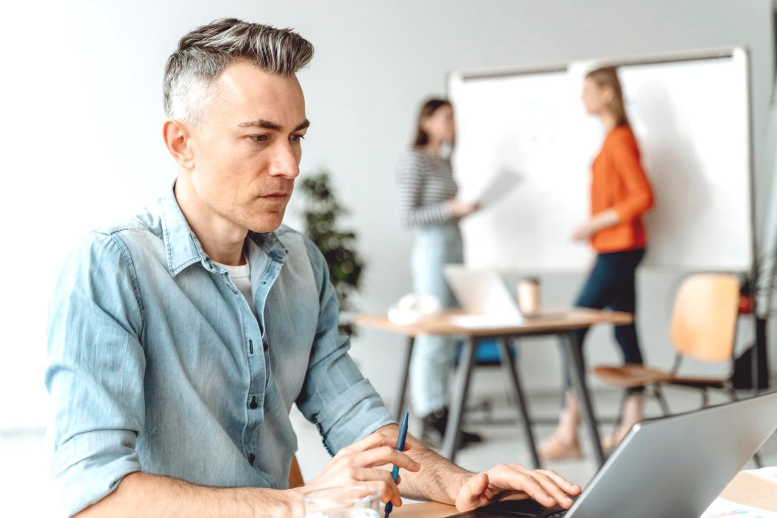 Formation financière en action avec outils d'analyse